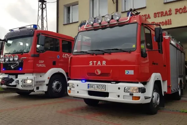 Pożar poddasza w Ptakach – strażacy walczyli z ogniem