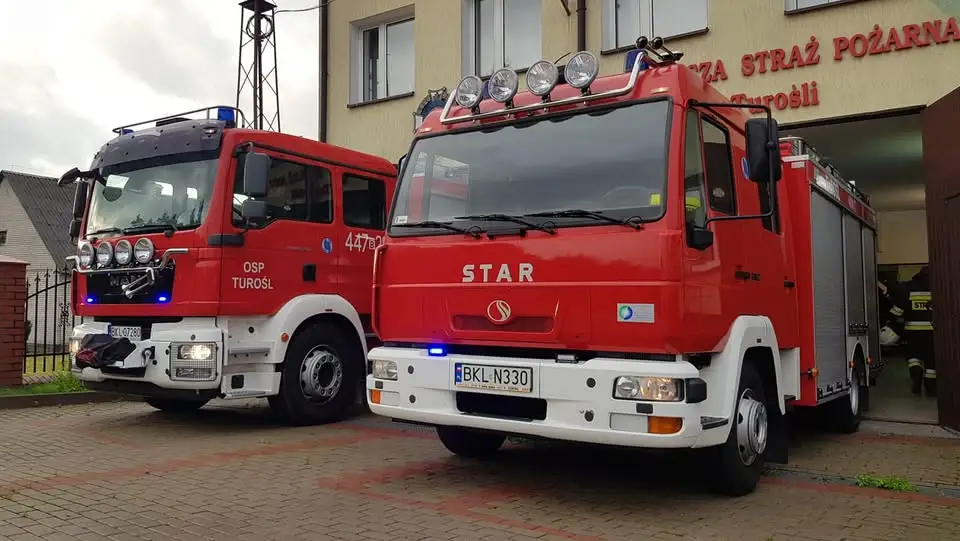 Pożar poddasza w Ptakach – strażacy walczyli z ogniem