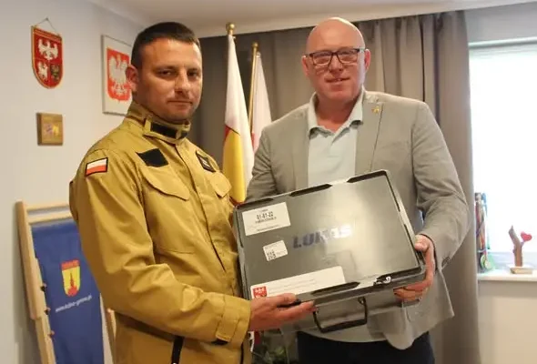 OSP Lutry otrzymało nowy zestaw do wyważania drzwi