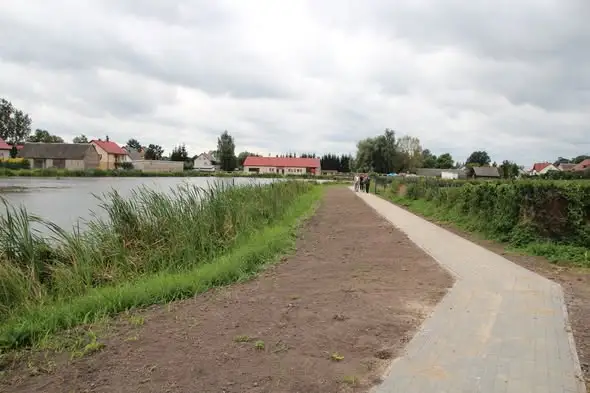 Nowy chodnik nad stawem w Chludniach — bezpieczne spacery i miejsce odpoczynku