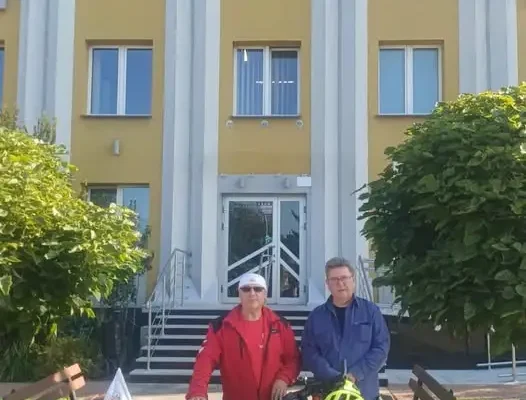 Rowerowy ambasador PCK zawitał do Kolna. 1500 km dla dobra