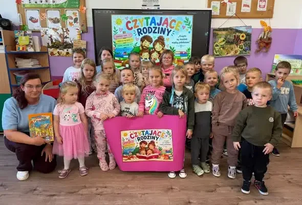 Akcja „Czytające Rodziny” w przedszkolu – rodzice czytają dzieciom bajki