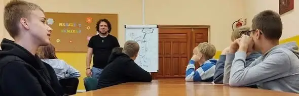 Młodzież z Lutrów tworzyła komiksy pod okiem Szymona Teluka