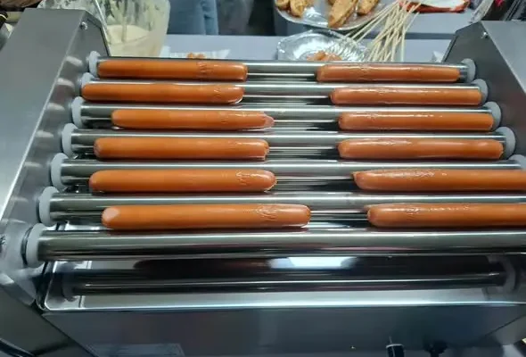 Ósmoklasiści zorganizowali szkolne śniadanie. Tłumy chętnych na tosty i hot dogi