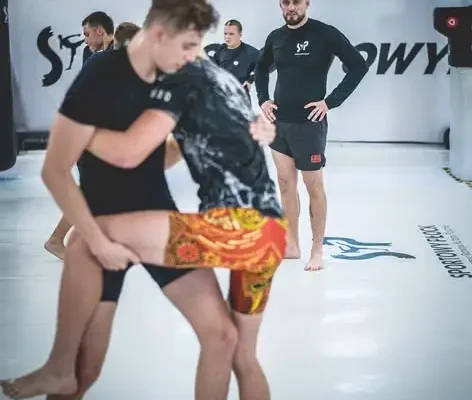 Zapasy BJJ w Płocku: technika sprowadzeń kluczem do sukcesu