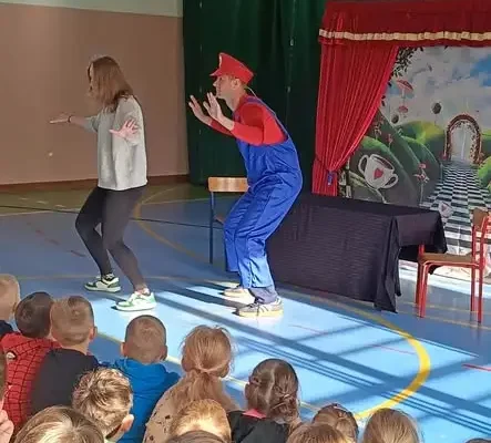 Uczniowie z Grabowa wzięli udział w spektaklu o empatii i higienie cyfrowej