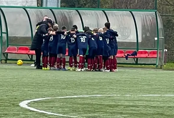Młodzicy GKS-u przegrali z wiceliderem z Łomży, ale przed nimi domowy mecz