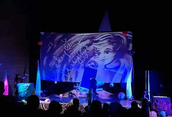 Uczniowie z Gołdapi odkrywali Białystok – teatr piasku i park trampolin
