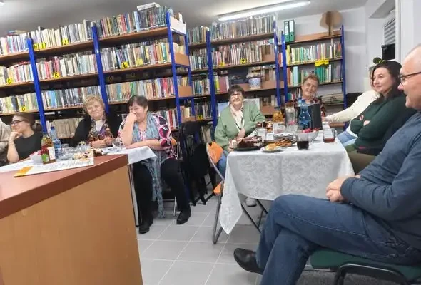 Noc Bibliotek w Turośli z Jackiem Łapińskim – wieczór pełen uśmiechu i motywacji