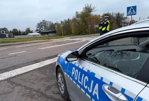 Policja w Kolnie kontroluje przejścia dla pieszych. Sprawdza kierowców i pieszych
