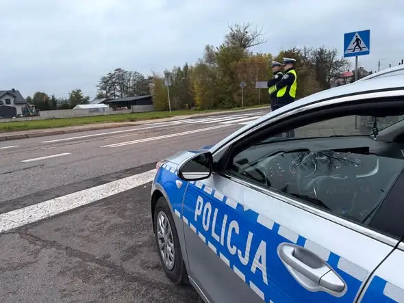 Policja w Kolnie kontroluje przejścia dla pieszych. Sprawdza kierowców i pieszych